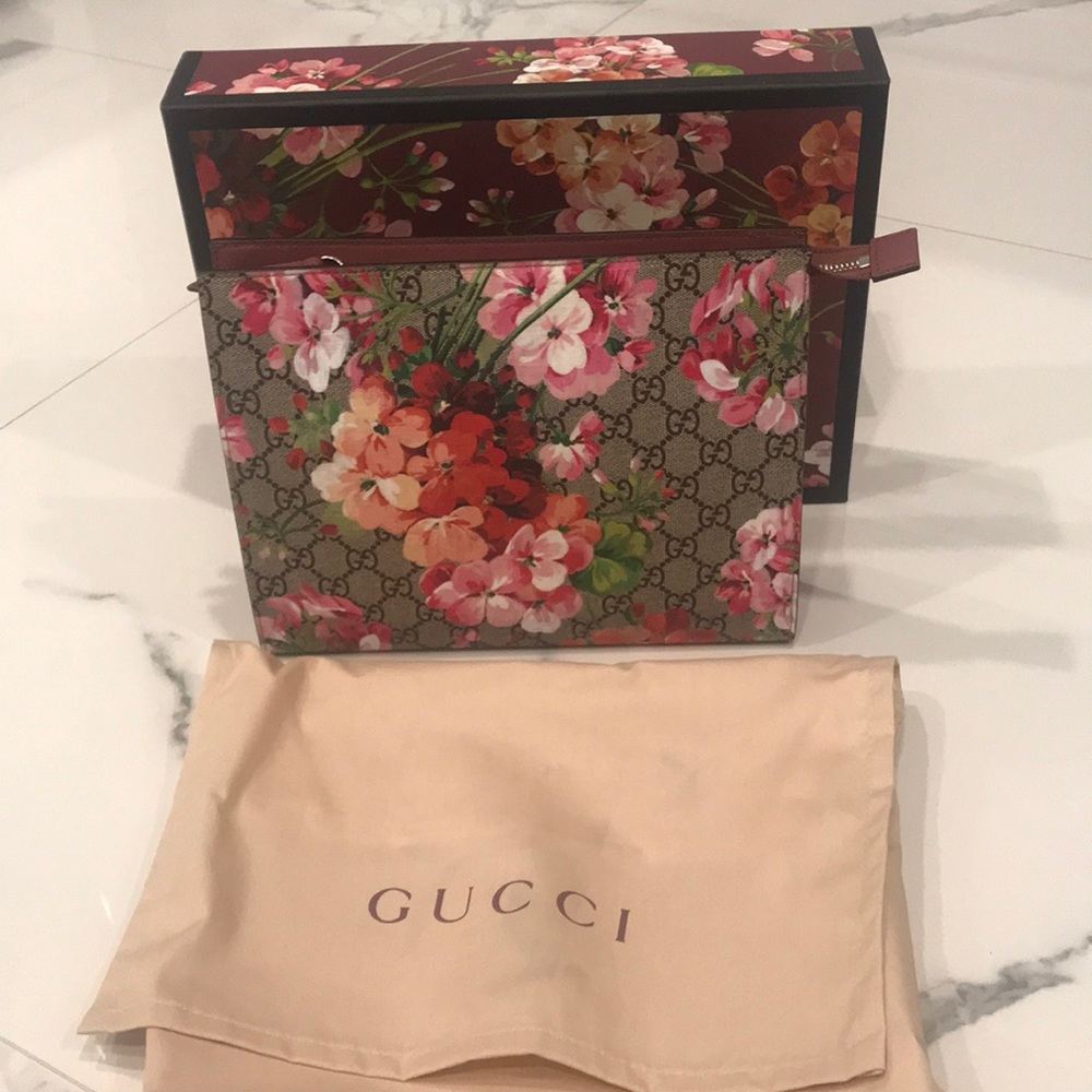 BRAND NEW NEVER USED FLORAL GUCCI CLUTCH